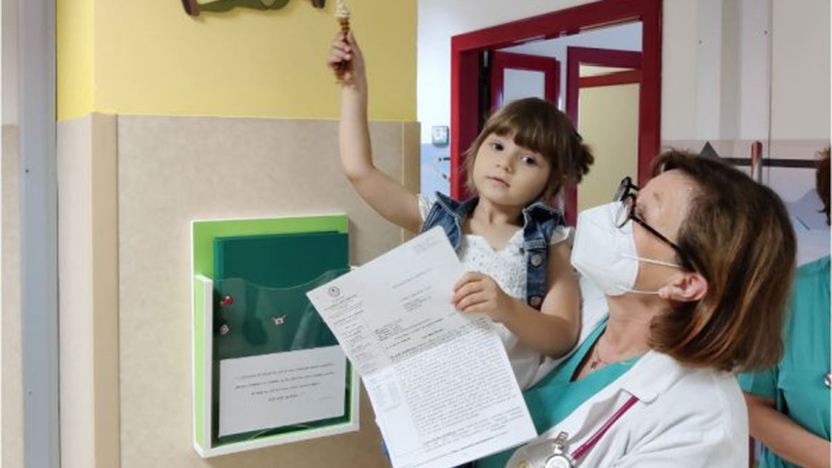 La Campanella del Sollievo suona ancora: la piccola Maya torna a casa dopo due anni di terapia La Campanella del Sollievo suona ancora: la piccola Maya torna a casa dopo due anni di terapia