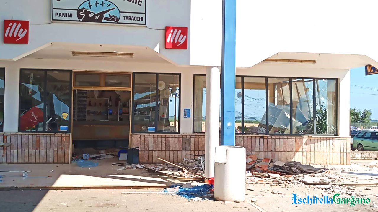 Bomba sulla Superstrada del Gargano, ordigno al Bar del Cacciatore Bomba sulla Superstrada del Gargano, ordigno al Bar del Cacciatore