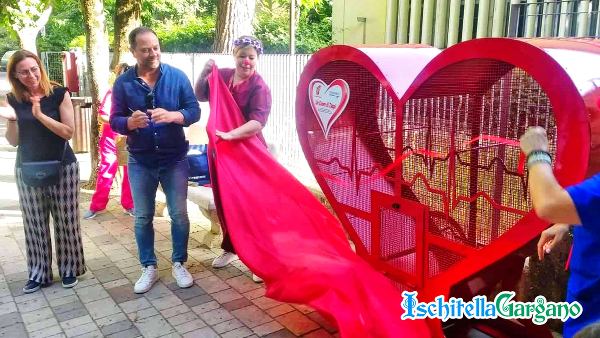 “Un Cuore di tappi”, inaugurato a Vico del Gargano un contenitore raccolta per la salvaguardia ambientale “Un Cuore di tappi”, inaugurato a Vico del Gargano un contenitore raccolta per la salvaguardia ambientale