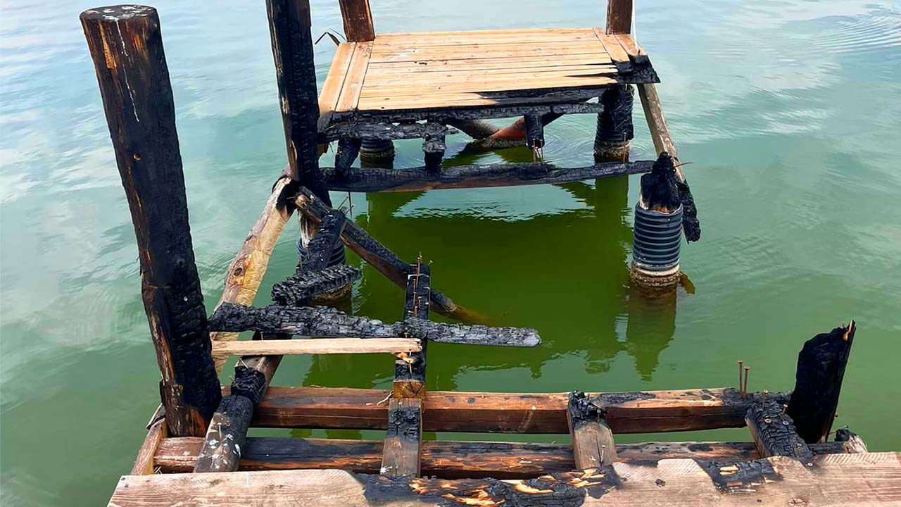 Incendiato pontile sulle rive del Lago di Varano, ipotesi dolosa Incendiato pontile sulle rive del Lago di Varano, ipotesi dolosa