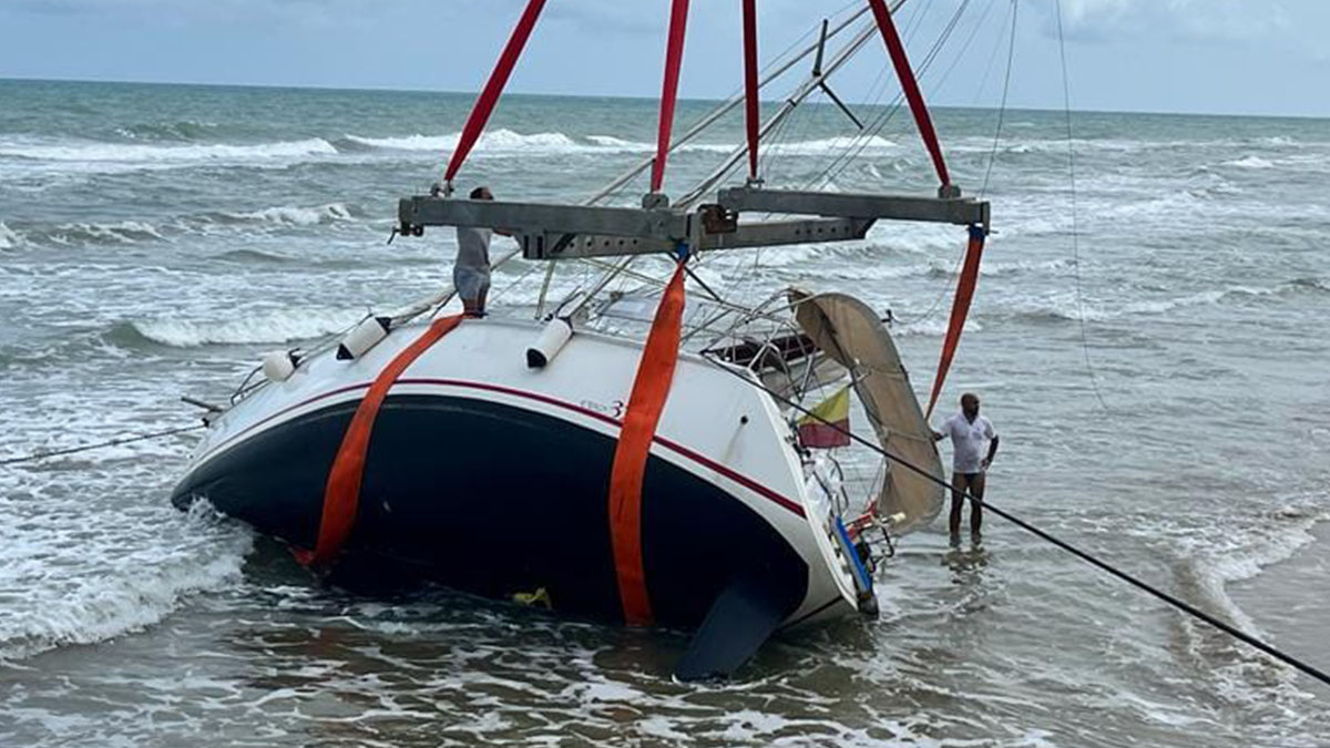 Recuperata la barca a vela spiaggiata tra Rodi Garganico e San Menaio Recuperata la barca a vela spiaggiata tra Rodi Garganico e San Menaio