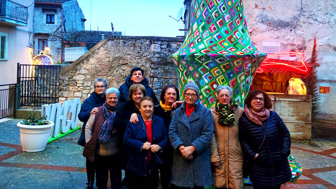 A Vico del Gargano un albero fatto all’uncinetto dalle donne del paese A Vico del Gargano un albero fatto all’uncinetto dalle donne del paese
