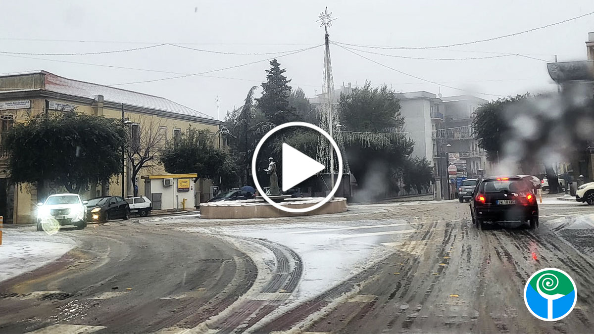 Vico del Gargano e Foresta Umbra imbiancate: la ‘dama bianca’ arriva sul Gargano Vico del Gargano e Foresta Umbra imbiancate: la ‘dama bianca’ arriva sul Gargano
