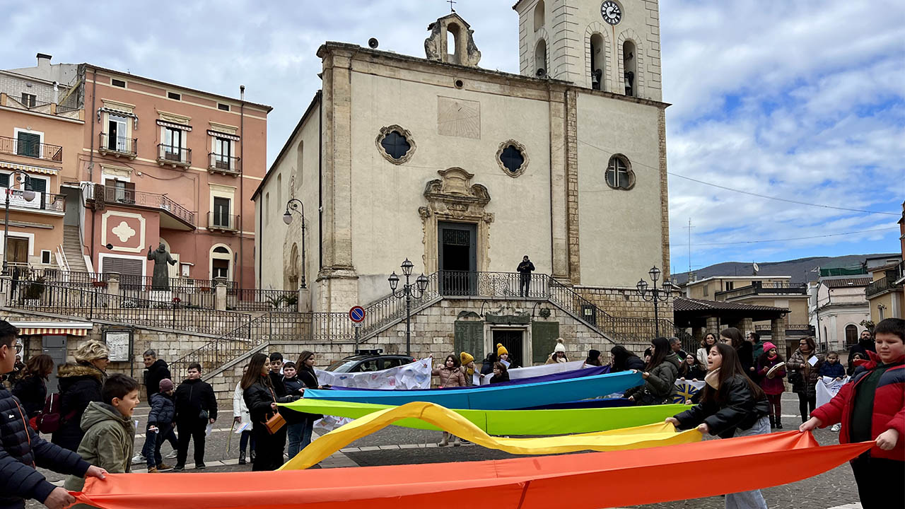 Marcia per la pace a Carpino: comunità unita per un mondo più giusto Marcia per la pace a Carpino: comunità unita per un mondo più giusto