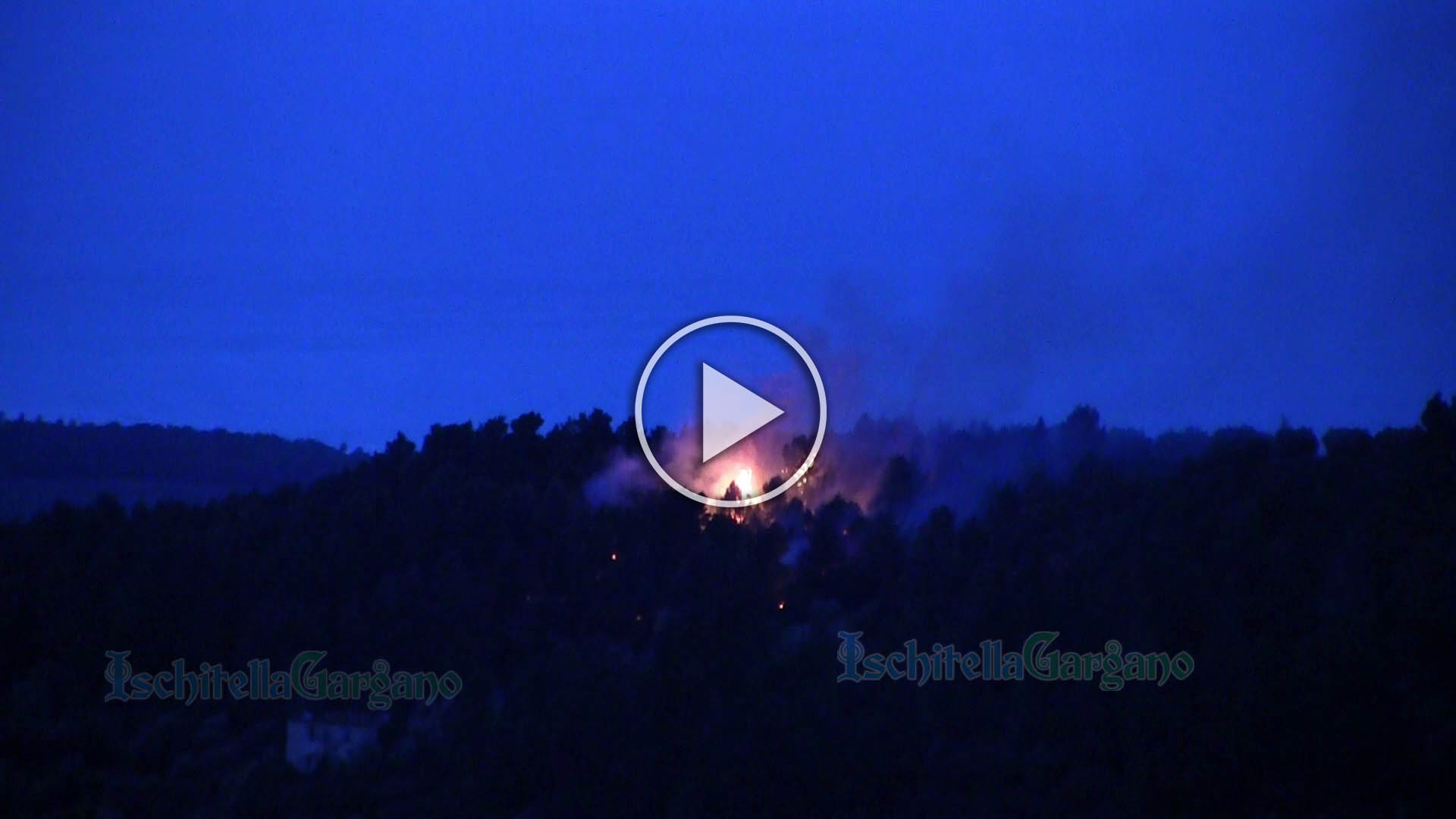Incendio in località “Ciccasole” a Ischitella: VV. F. al lavoro per contenere le fiamme (VIDEO) Incendio in località “Ciccasole” a Ischitella: VV. F. al lavoro per contenere le fiamme (VIDEO)