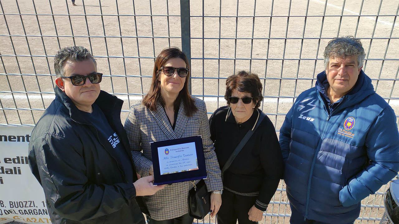Cerimonia commovente per i 20 anni dell’Impianto Sportivo Matteo Santucci ad Ischitella Cerimonia commovente per i 20 anni dell’Impianto Sportivo Matteo Santucci ad Ischitella