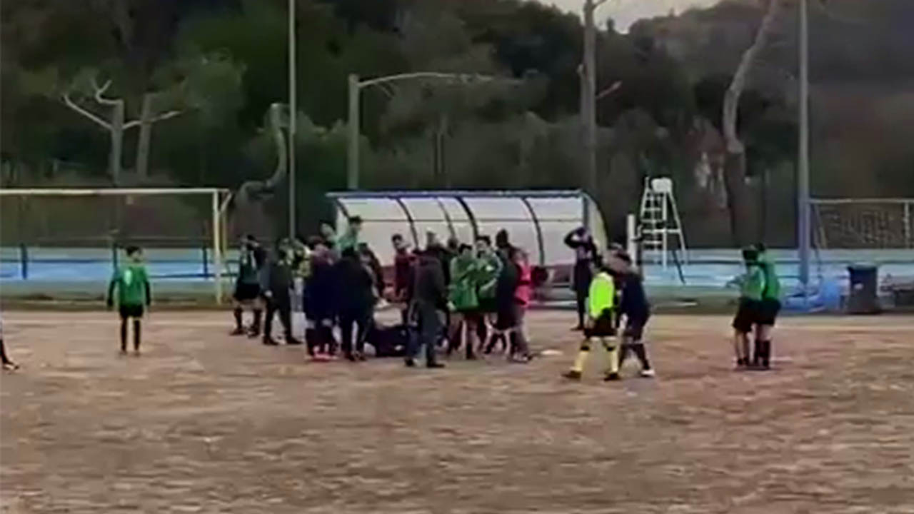 Calcio. Incredibile a Vico del Gargano, rissa durante la gara: 2 giocatori in ospedale (VIDEO) Calcio. Incredibile a Vico del Gargano, rissa durante la gara: 2 giocatori in ospedale (VIDEO)