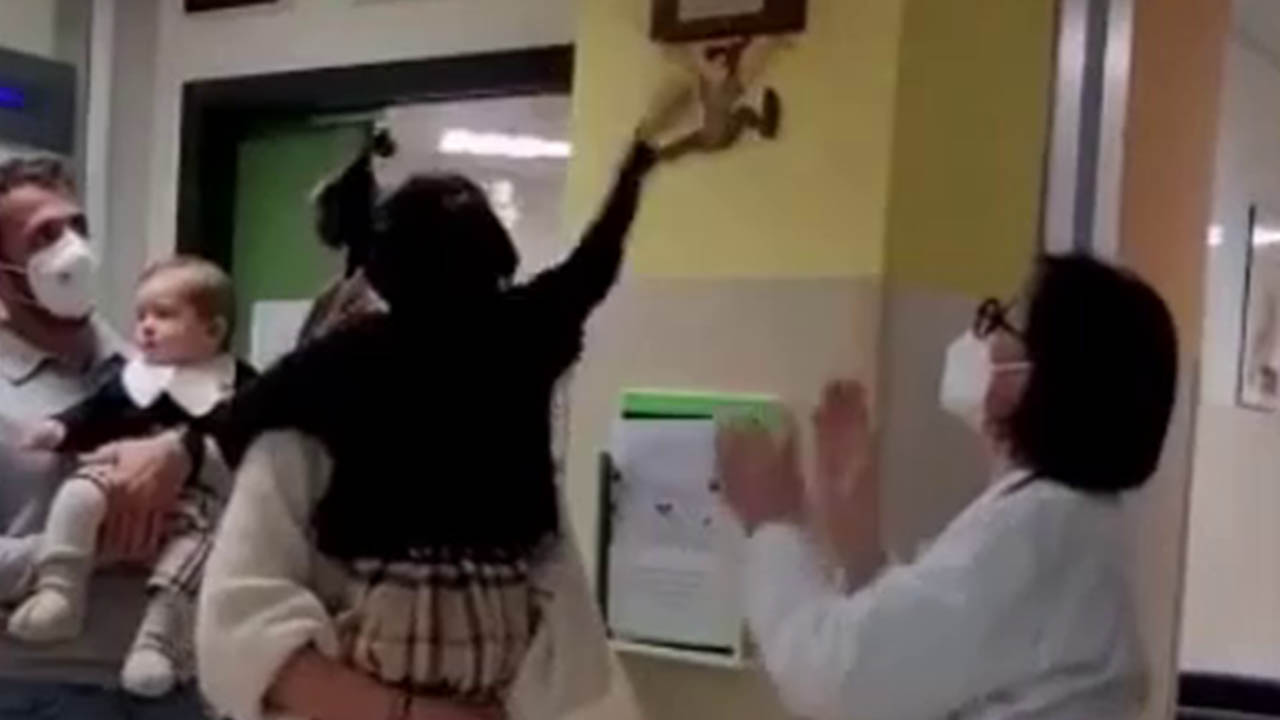 Battaglia vinta contro il cancro: Elena suona la Campana del Sollievo Battaglia vinta contro il cancro: Elena suona la Campana del Sollievo