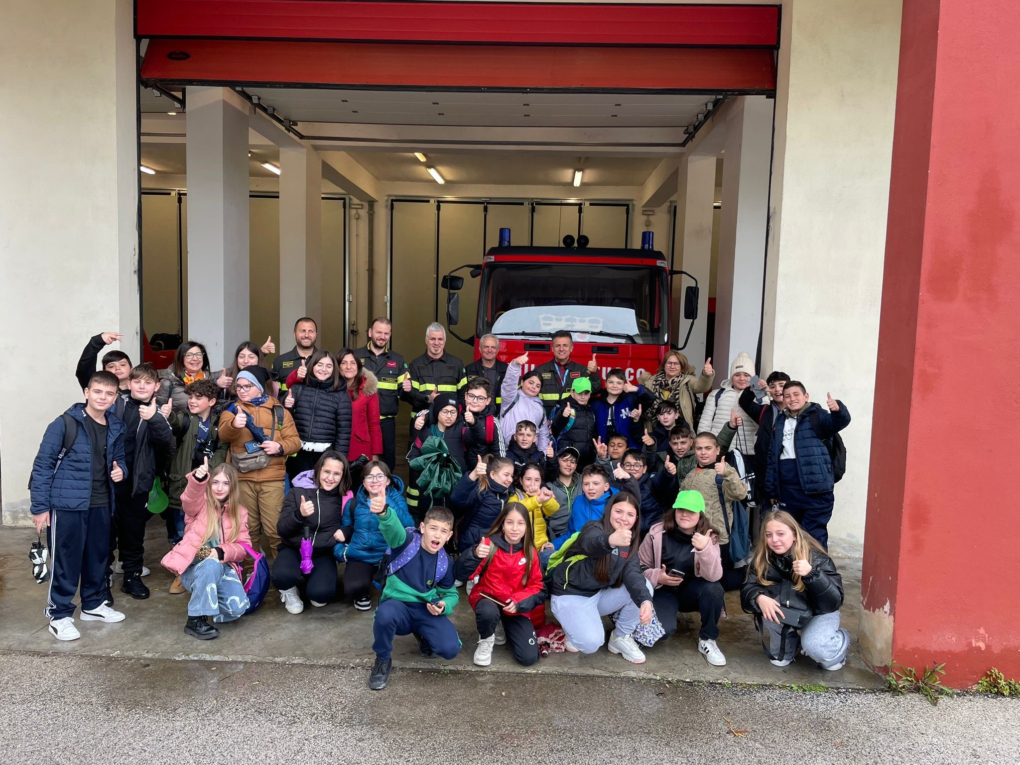 Vico del Gargano: Vigili del Fuoco ed alunni della Primaria: lezione in Caserma! Vico del Gargano: Vigili del Fuoco ed alunni della Primaria: lezione in Caserma!