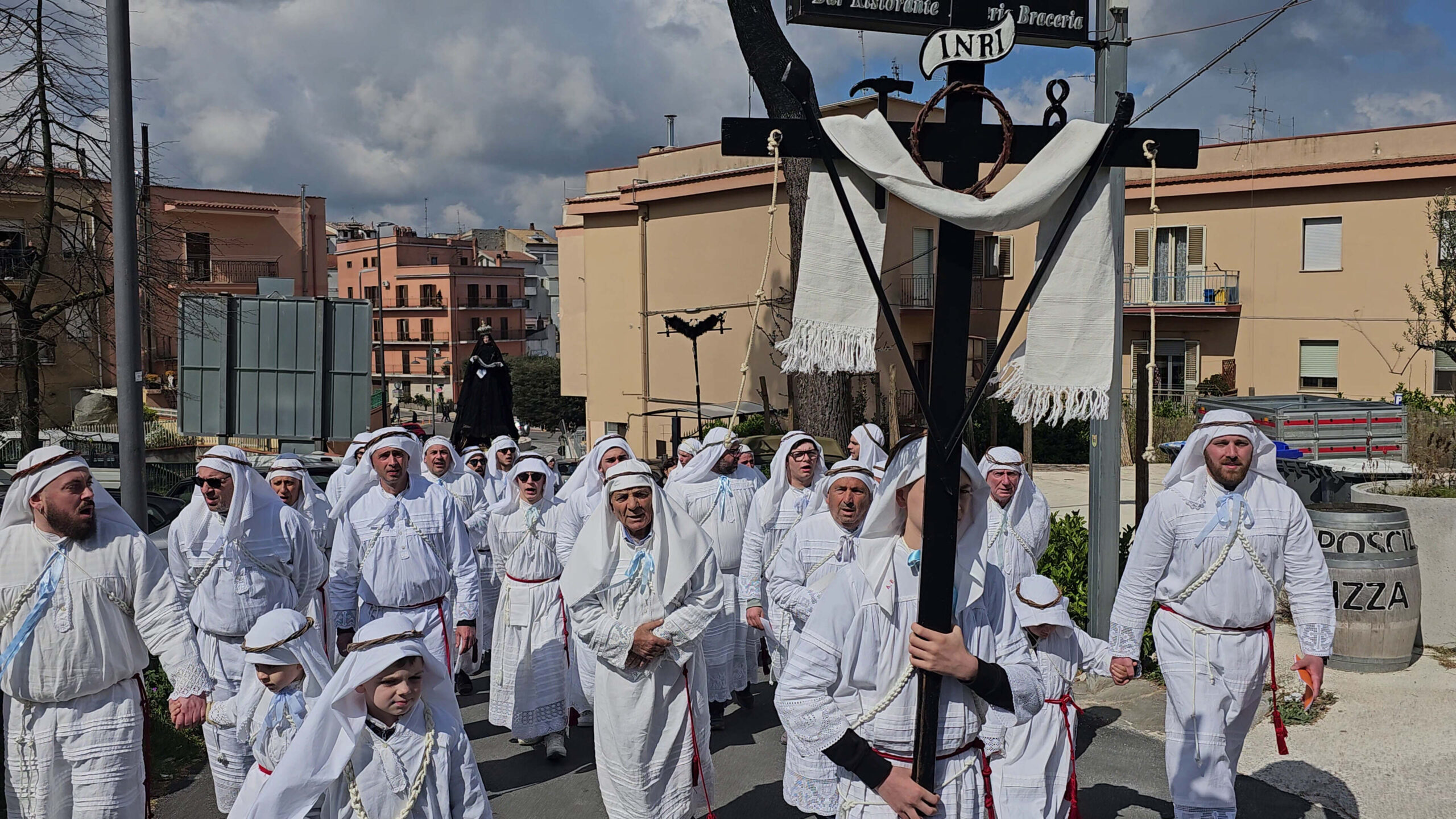 Turisti da tutta Italia e dal mondo per il Venerdì Santo a Vico del Gargano Turisti da tutta Italia e dal mondo per il Venerdì Santo a Vico del Gargano