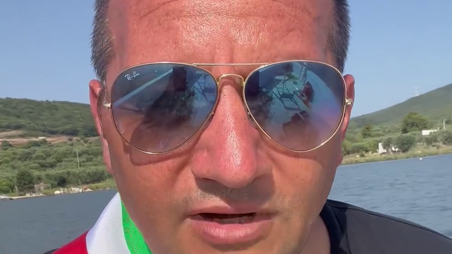 Un atto di disperata protesta: il sindaco di Cagnano Varano si incatena per il lago di Varano Un atto di disperata protesta: il sindaco di Cagnano Varano si incatena per il lago di Varano