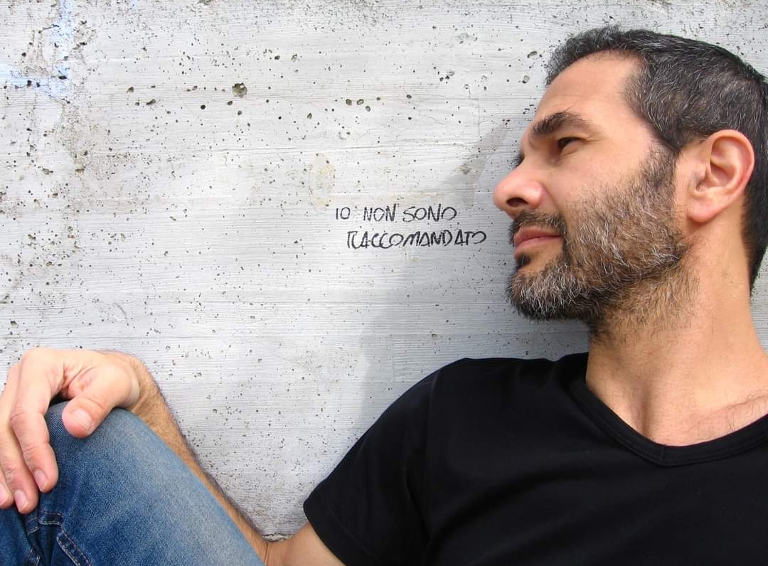 Il disegnatore di Tex a Candela, per il progetto “Città che legge” Il disegnatore di Tex a Candela, per il progetto “Città che legge”