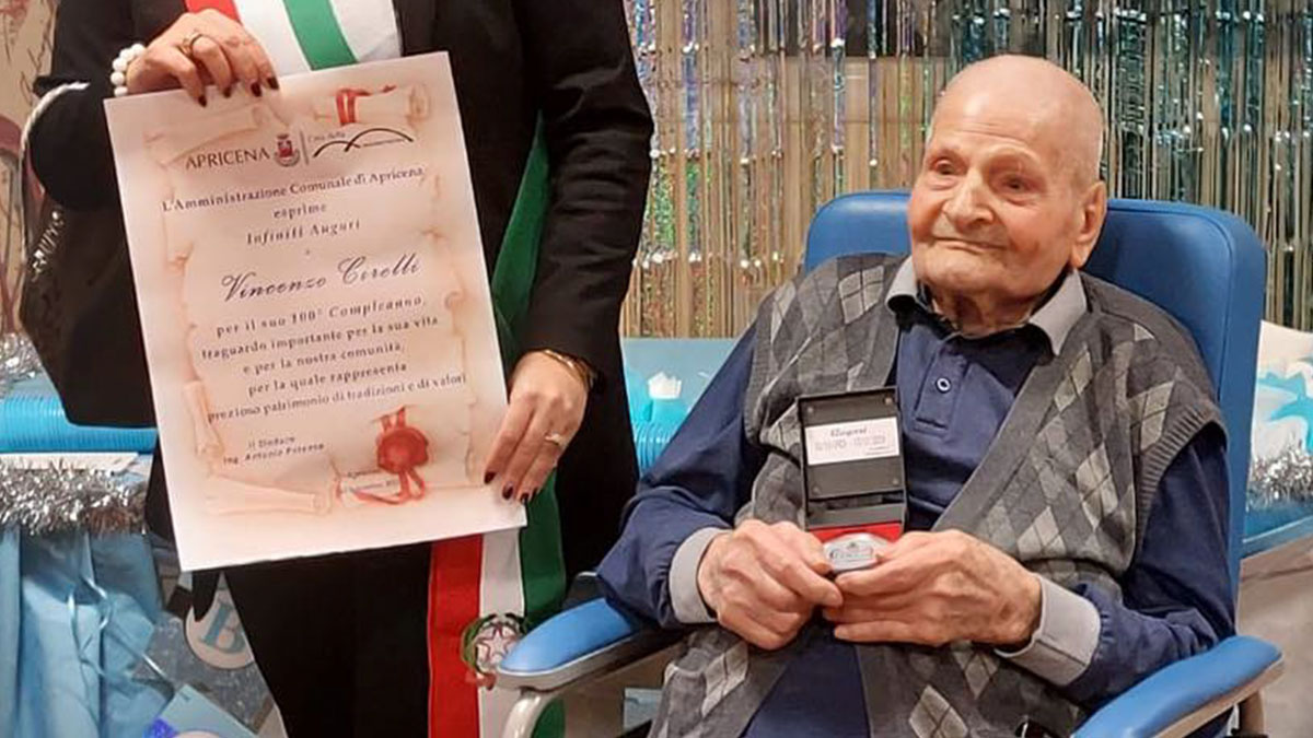 Nonno Vincenzo compie 100 anni, festa grande ad Apricena Nonno Vincenzo compie 100 anni, festa grande ad Apricena