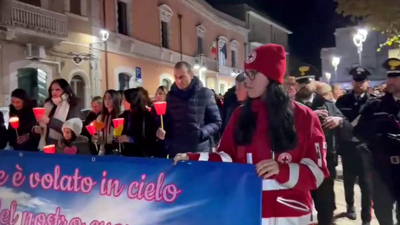 Apricena: fiaccolata in ricordo di Giovanna Frino vittima di femminicidio Apricena: fiaccolata in ricordo di Giovanna Frino vittima di femminicidio