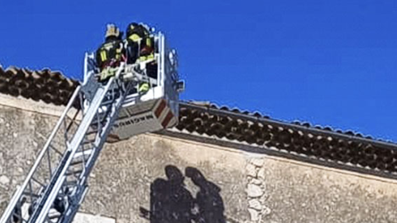 ULTIM’ORA: Vigili del Fuoco stanno operando sulla Torre di Varano ULTIM’ORA: Vigili del Fuoco stanno operando sulla Torre di Varano