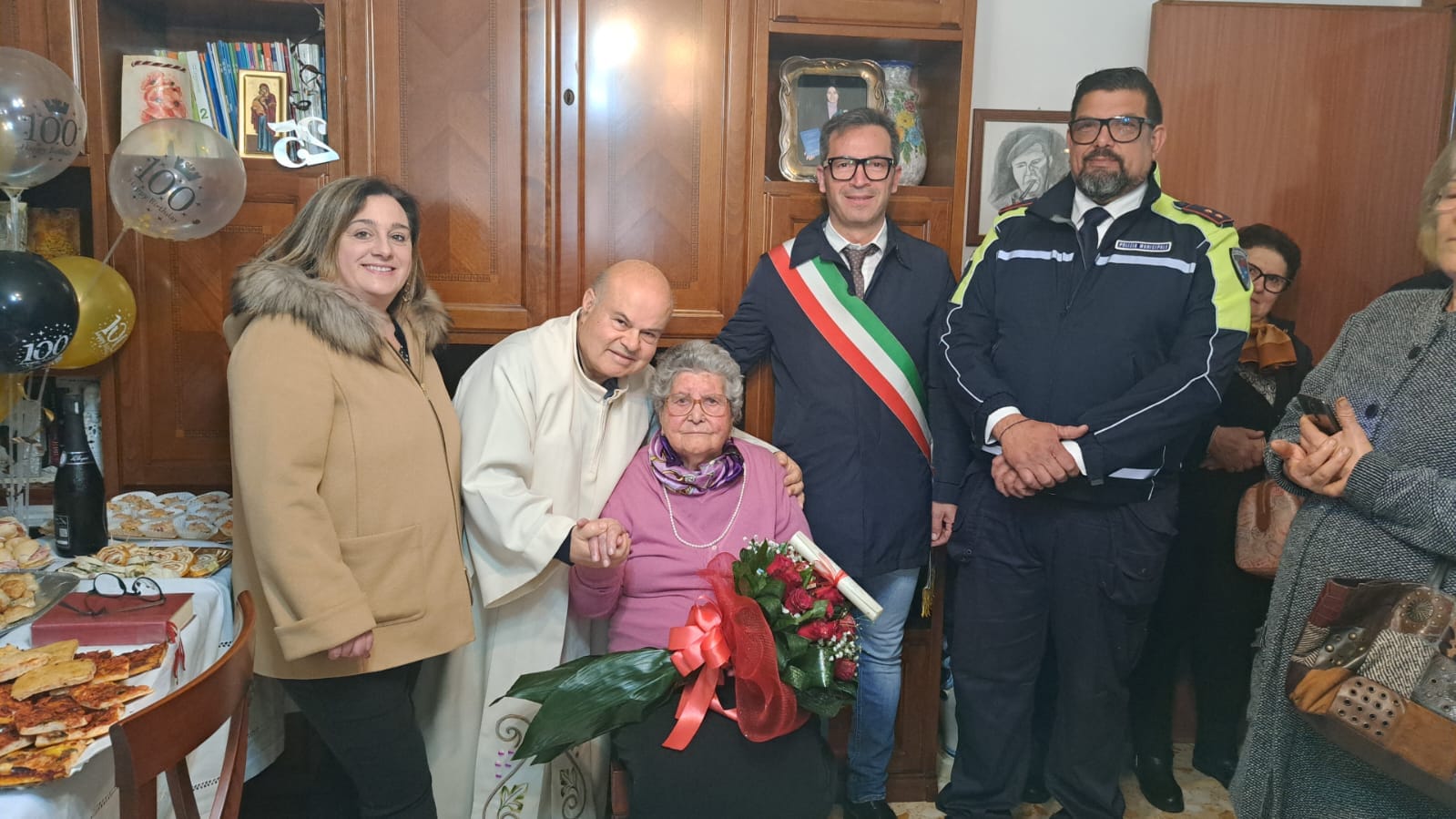 Lucia compie 100 anni, gli auguri del Comune di Cagnano Varano Lucia compie 100 anni, gli auguri del Comune di Cagnano Varano