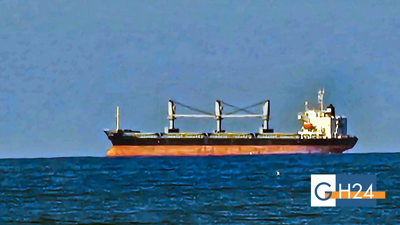 Nave cargo Santorini ferma da giorni nelle acque di Foce Varano per controlli di sicurezza Nave cargo Santorini ferma da giorni nelle acque di Foce Varano per controlli di sicurezza