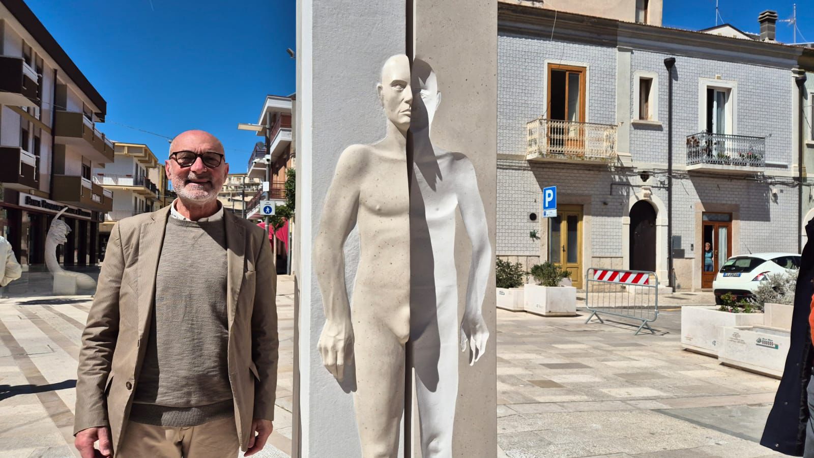 Una nuova scultura per il Corso Roma di Apricena Una nuova scultura per il Corso Roma di Apricena