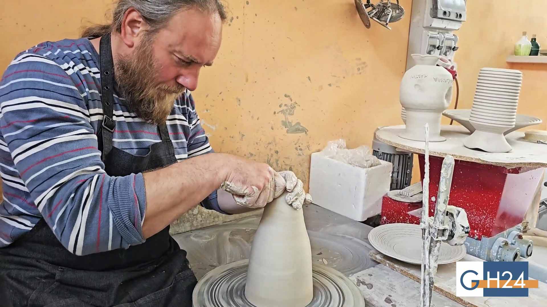 Dalla terra al capolavoro: l’arte del maestro ceramista Gaetano Branca Dalla terra al capolavoro: l’arte del maestro ceramista Gaetano Branca
