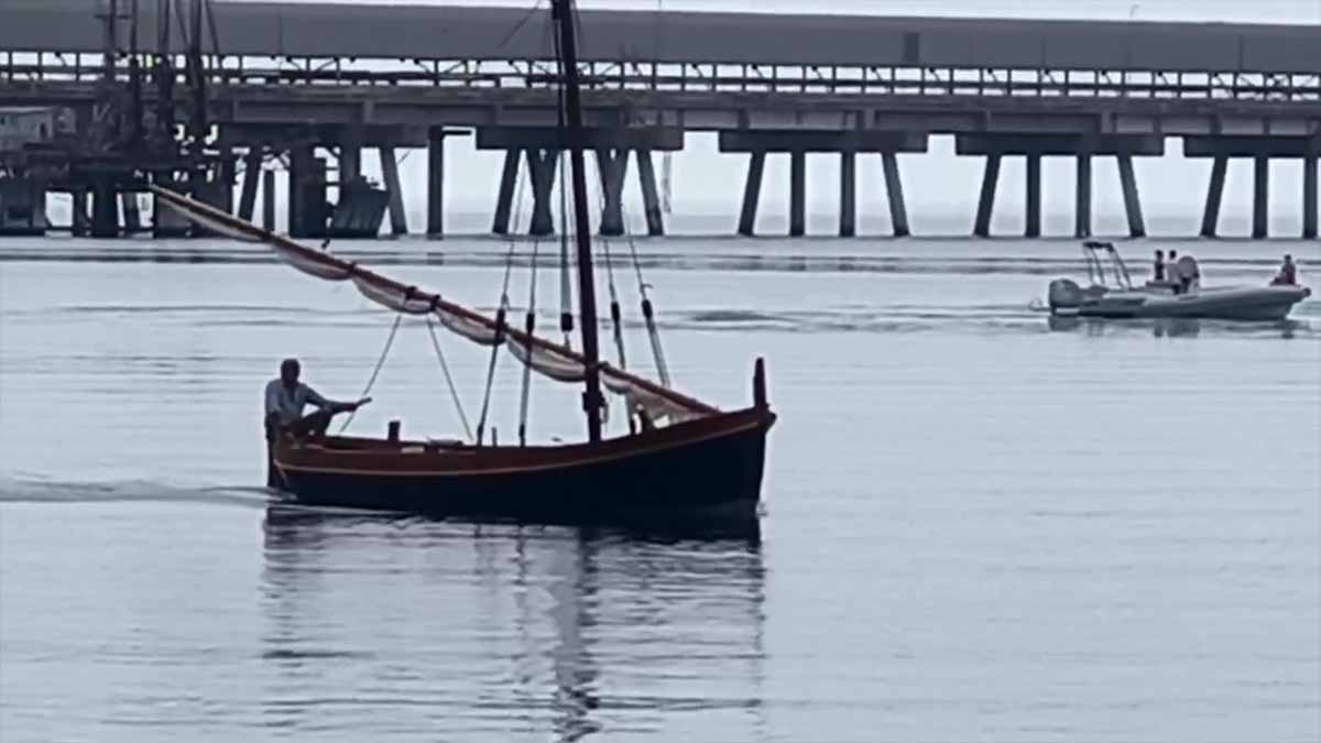 Un bellissimo gozzo scivola sulle acque calme e limpide della Cunzarje di Manfredonia Un bellissimo gozzo scivola sulle acque calme e limpide della Cunzarje di Manfredonia