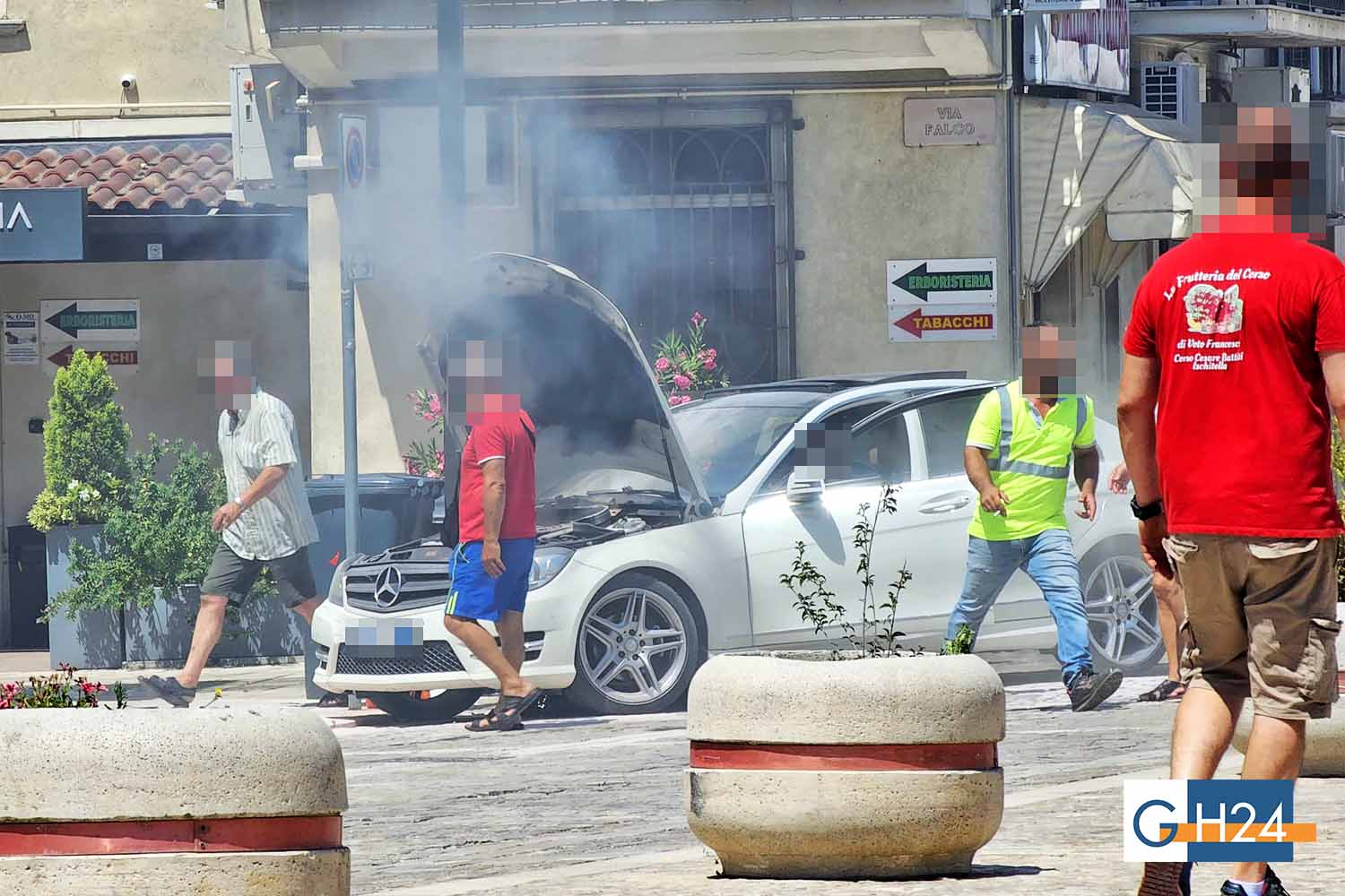 Ennesima auto a fuoco in piazza ad Ischitella, sul posto i vigili del fuoco Ennesima auto a fuoco in piazza ad Ischitella, sul posto i vigili del fuoco