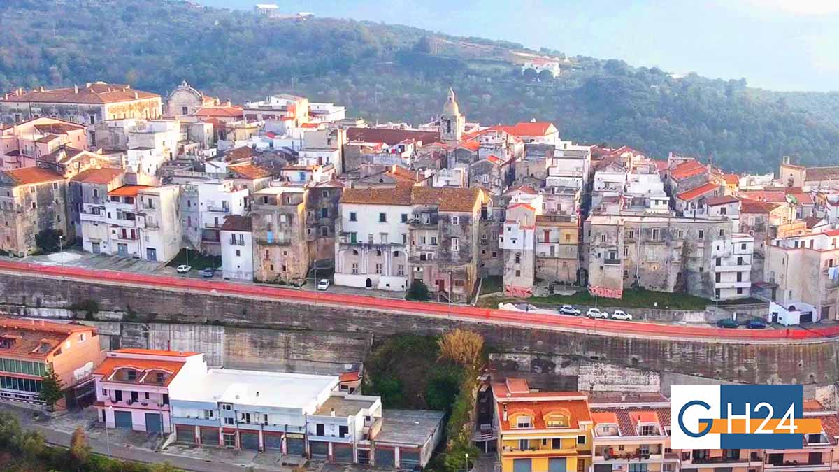 La piazza di Ischitella si trasforma in una tavolata di ricordi e sapori garganici La piazza di Ischitella si trasforma in una tavolata di ricordi e sapori garganici