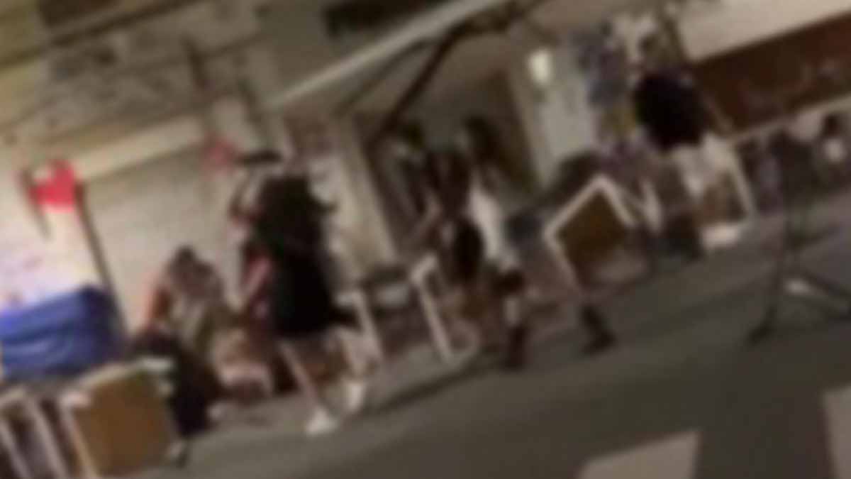 Rissa notturna tra giovani a Vieste: tavoli e sedie alzati in aria Rissa notturna tra giovani a Vieste: tavoli e sedie alzati in aria