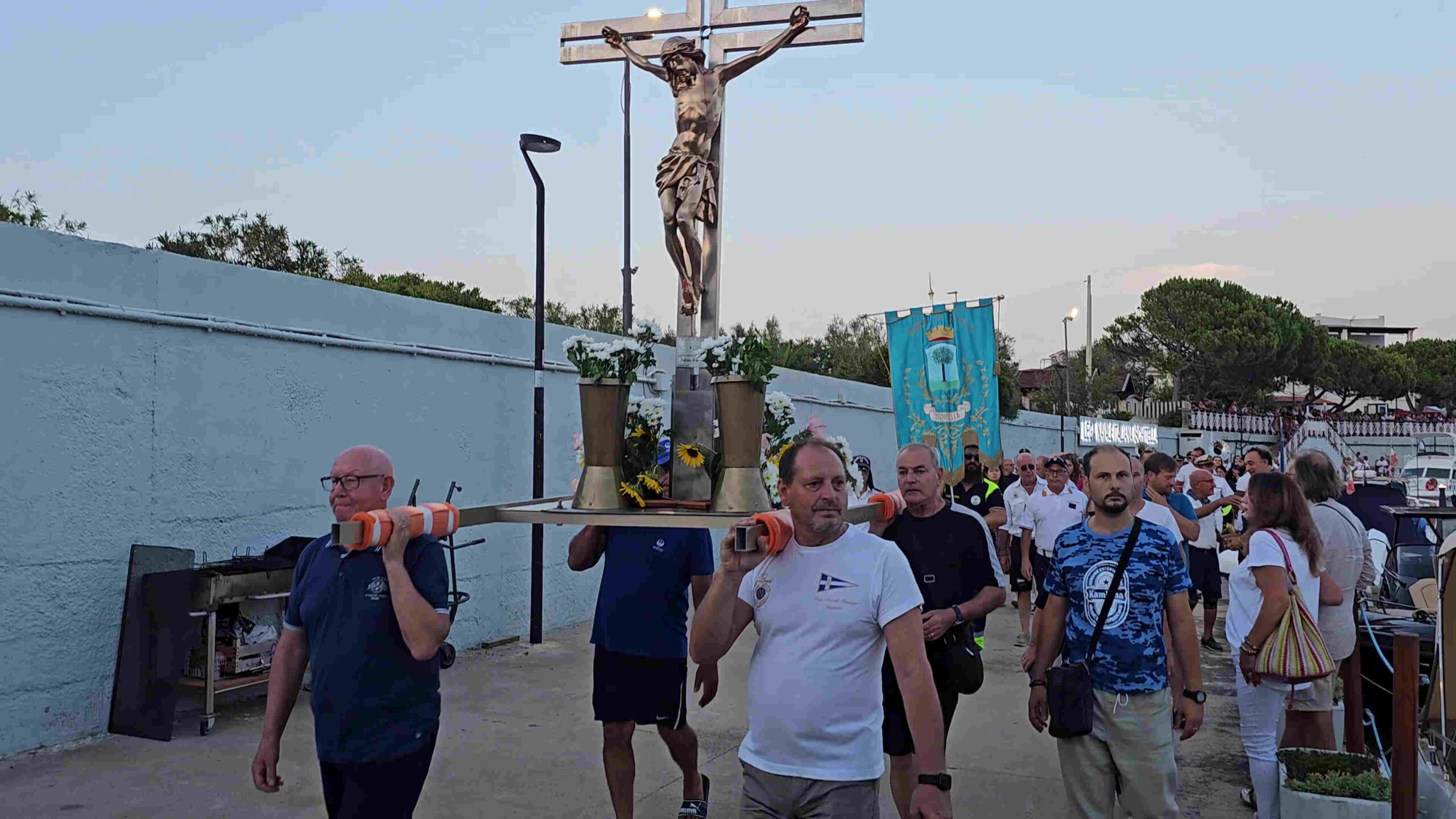 Tradizione e fede: la processione del Crocifisso di Varano sul lago Tradizione e fede: la processione del Crocifisso di Varano sul lago