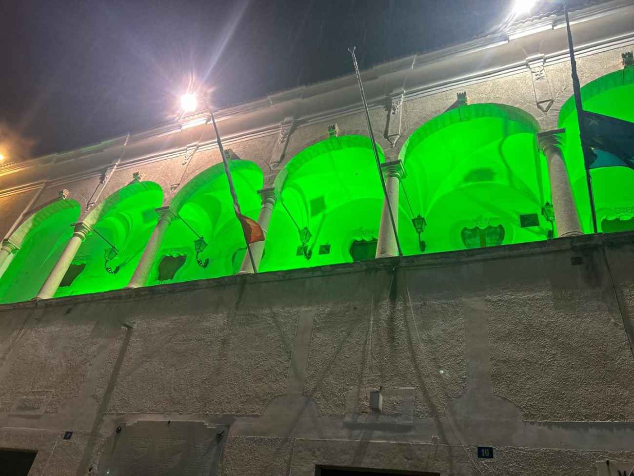 Manfredonia, il loggiato di Palazzo San Domenico si illumina di verde per sostenere la lotta contro la SLA Manfredonia, il loggiato di Palazzo San Domenico si illumina di verde per sostenere la lotta contro la SLA