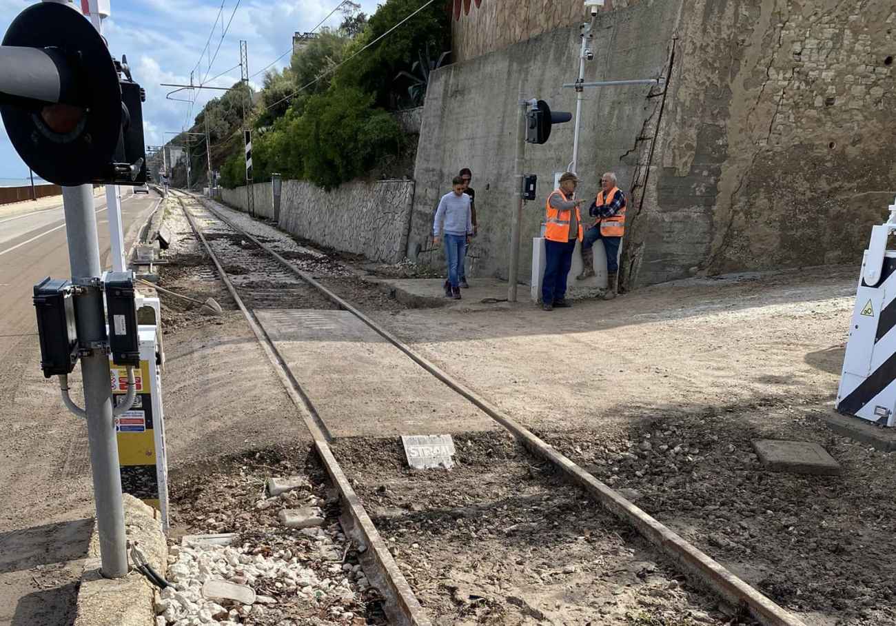 Rimossi i detriti sulla linea ferroviaria Rodi-S.Menaio dopo i nubifragi Rimossi i detriti sulla linea ferroviaria Rodi-S.Menaio dopo i nubifragi