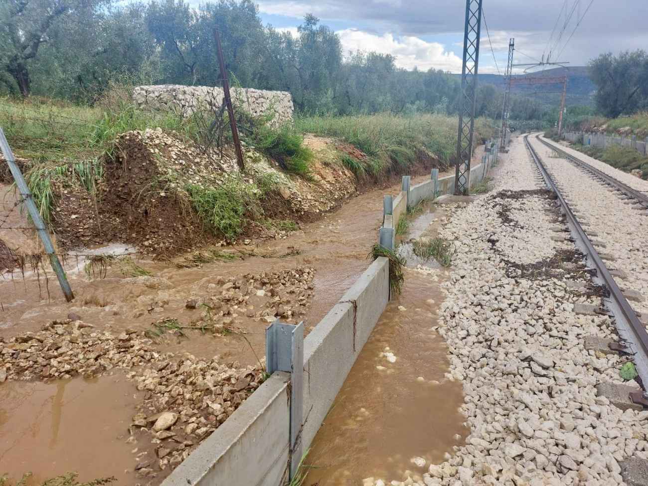 Piogge torrenziali attanagliano il Gargano Nord: linea ferroviaria interrotta Piogge torrenziali attanagliano il Gargano Nord: linea ferroviaria interrotta