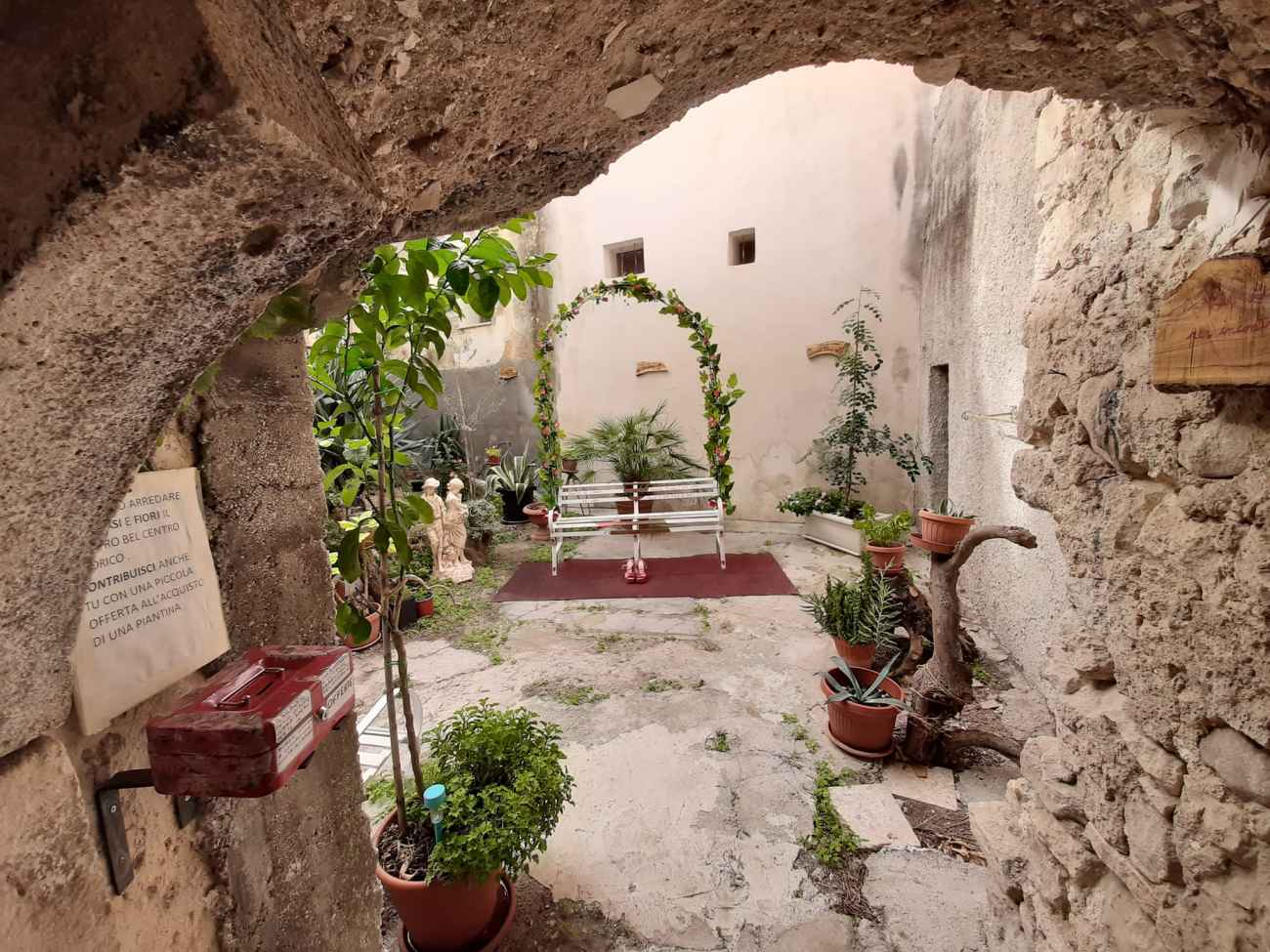 Il Fossato dell’Amore ad Ischitella: la rinascita del centro storico grazie ad Antonio Caputo Il Fossato dell’Amore ad Ischitella: la rinascita del centro storico grazie ad Antonio Caputo