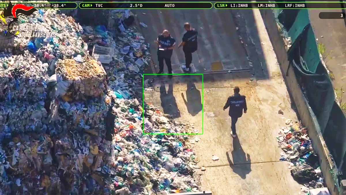 Rifiuti sversati e bruciati tra gli uliveti: smantellata rete criminale tra Puglia e Campania Rifiuti sversati e bruciati tra gli uliveti: smantellata rete criminale tra Puglia e Campania