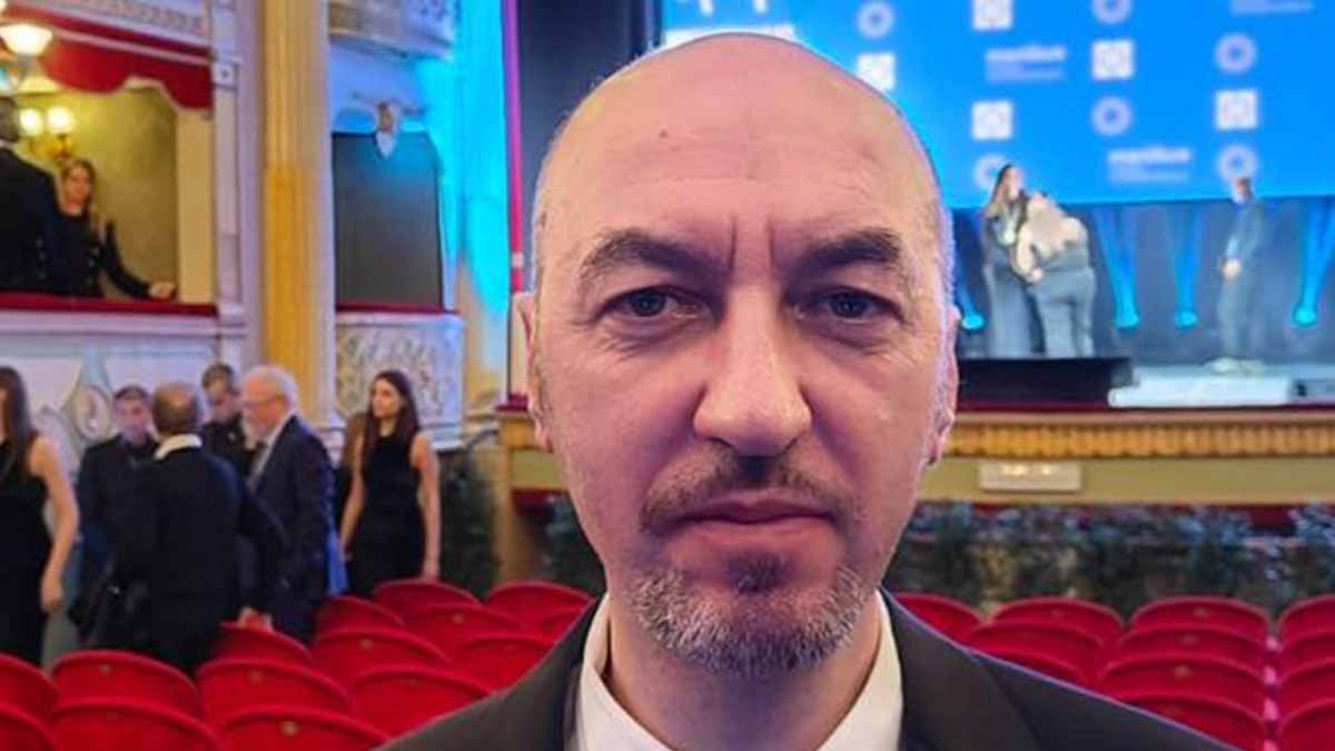 Il viestano Raffaele Gentile riceve il Premio Internazionale Manibus Il viestano Raffaele Gentile riceve il Premio Internazionale Manibus