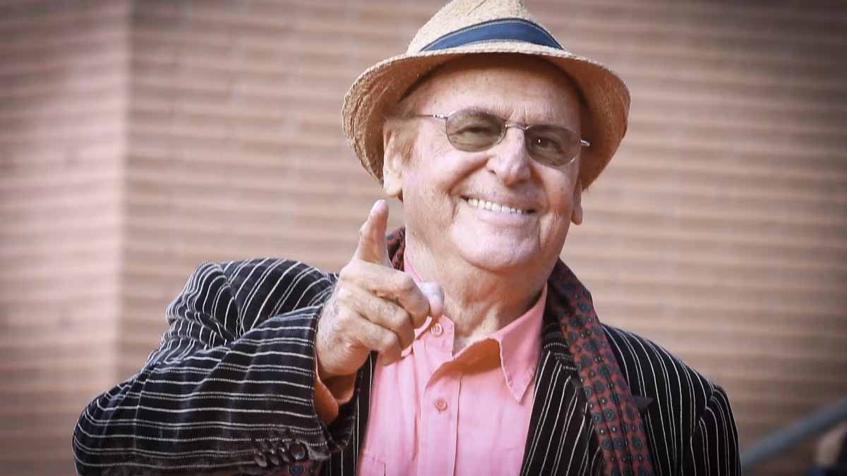 Renzo Arbore a Manfredonia per ricevere il Premio Re Manfredi Renzo Arbore a Manfredonia per ricevere il Premio Re Manfredi
