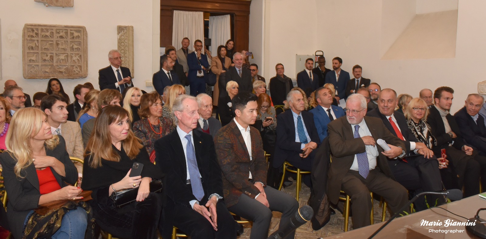 Il Libro d’Oro delle Famiglie Nobili e Notabili al XIII Convegno Nazionale di studi di Diritto Nobiliare Il Libro d’Oro delle Famiglie Nobili e Notabili al XIII Convegno Nazionale di studi di Diritto Nobiliare
