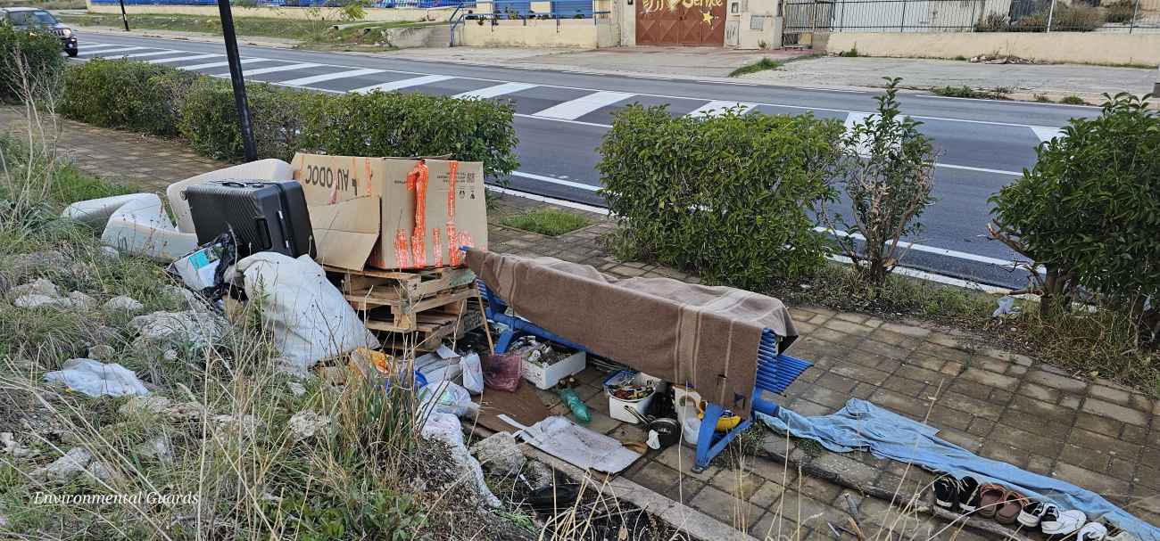 Manfredonia, Guardie Ambientali Italiane: “Degrado sul marciapiede di viale Padre Pio” Manfredonia, Guardie Ambientali Italiane: “Degrado sul marciapiede di viale Padre Pio”