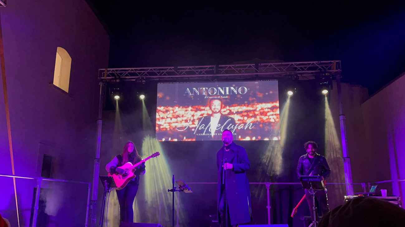 Antonino accende “Natale a Torre Alemanna”. Venerdì arriva Frankie hi-nrg mc con il suo hip hop Antonino accende “Natale a Torre Alemanna”. Venerdì arriva Frankie hi-nrg mc con il suo hip hop