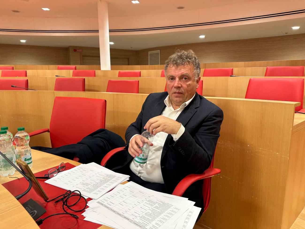 Un’altra notte in aula per il consigliere Tutolo, in protesta per i fondi della SP. 109 Un’altra notte in aula per il consigliere Tutolo, in protesta per i fondi della SP. 109