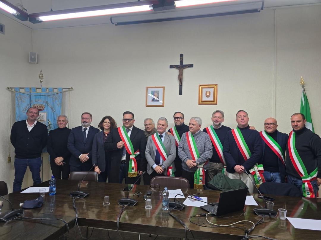 Associazione fra comuni: l’incontro dei sindaci a Rodi Garganico Associazione fra comuni: l’incontro dei sindaci a Rodi Garganico