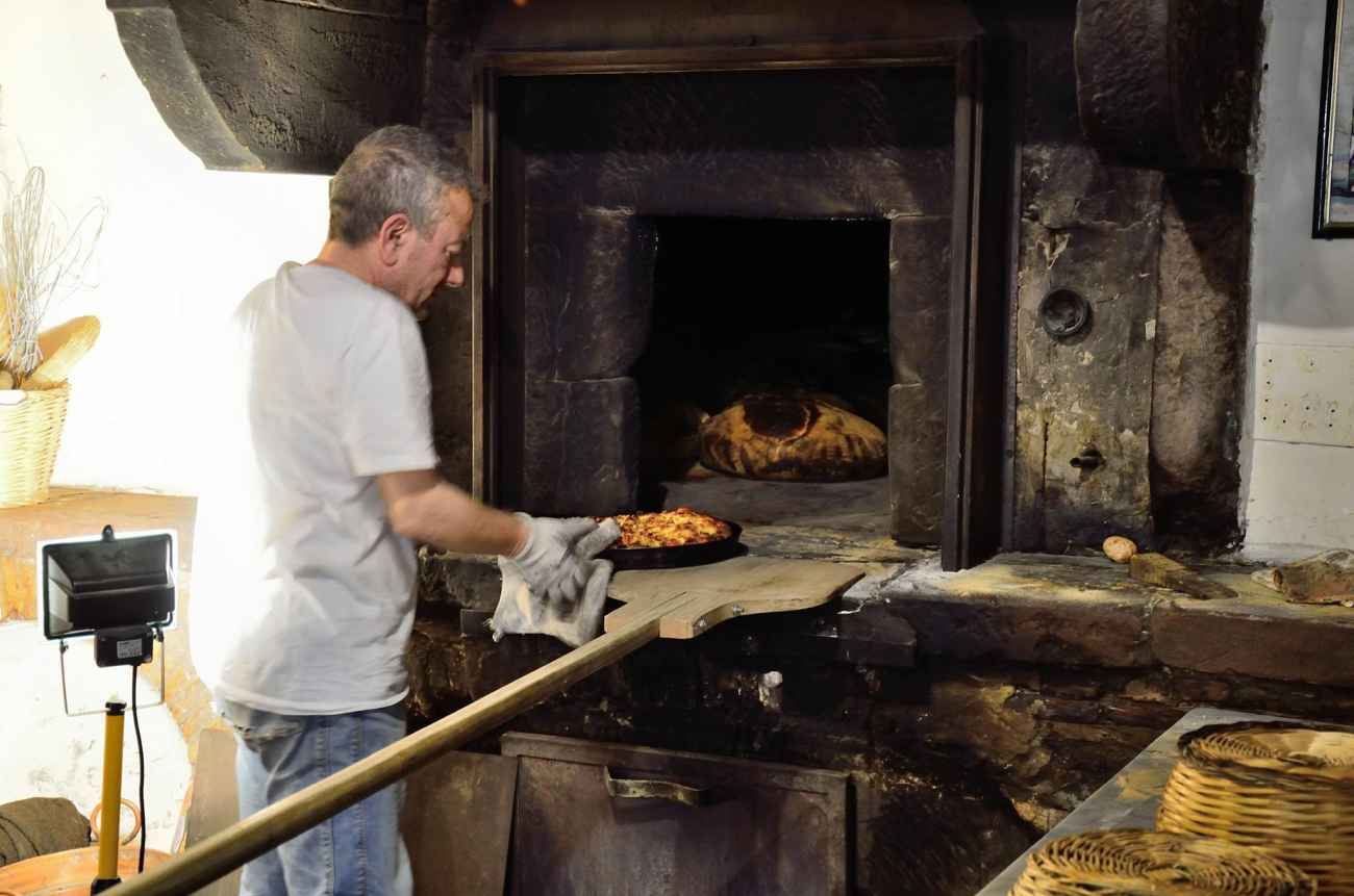 Orsara celebra i 500 anni del forno a paglia più antico della Puglia Orsara celebra i 500 anni del forno a paglia più antico della Puglia
