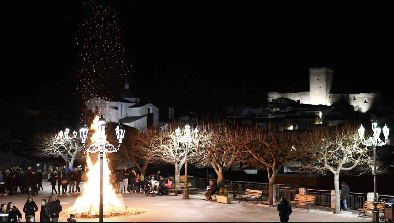 Deliceto s’illumina con i Falò di San Mattia: riscoperta di un’antica tradizione Deliceto s’illumina con i Falò di San Mattia: riscoperta di un’antica tradizione