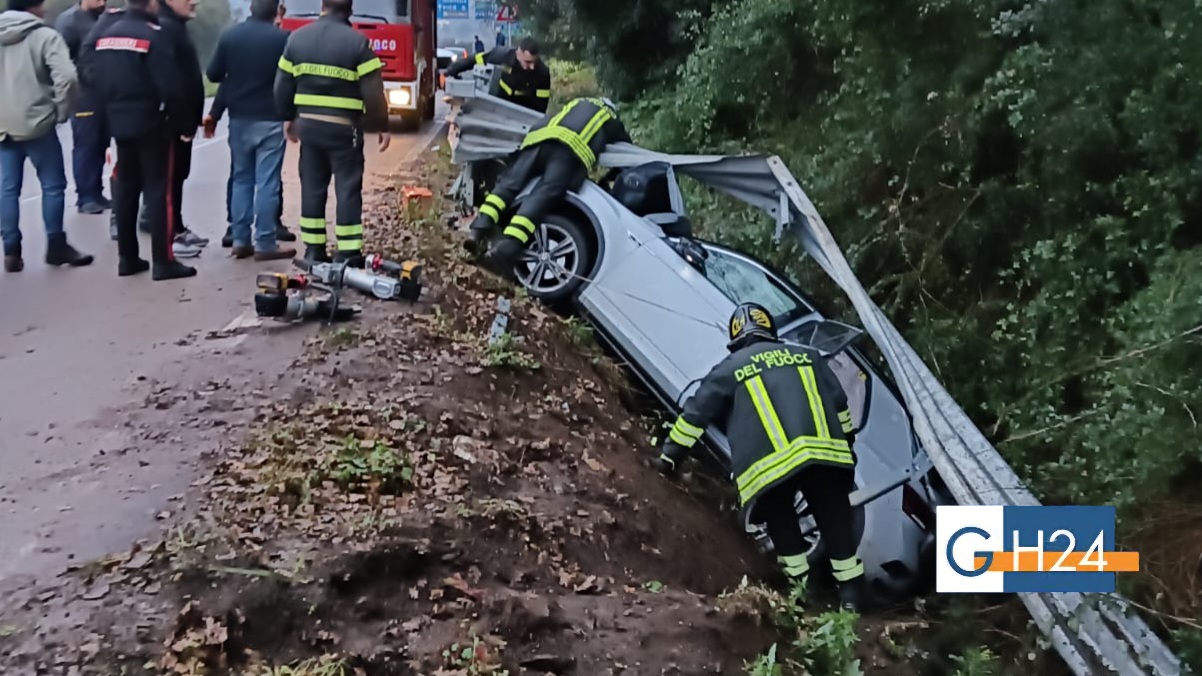 Incidente stradale all’incrocio tra SP51 e SS89: auto fuori strada Incidente stradale all’incrocio tra SP51 e SS89: auto fuori strada