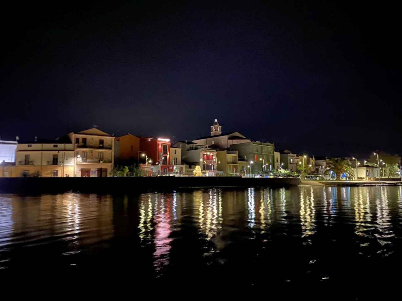 Lesina di notte dal Lago