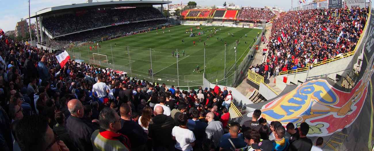 Lancia un petardo durante la partita Foggia-Avellino: arrestato dalla Polizia Lancia un petardo durante la partita Foggia-Avellino: arrestato dalla Polizia