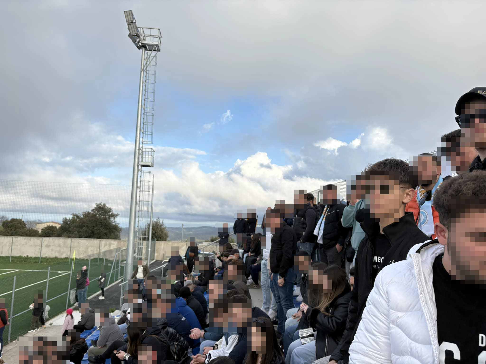 Tensione durante la partita Real Vico-Virtus Carpino: tifosa colpita da una bottiglia sugli spalti Tensione durante la partita Real Vico-Virtus Carpino: tifosa colpita da una bottiglia sugli spalti