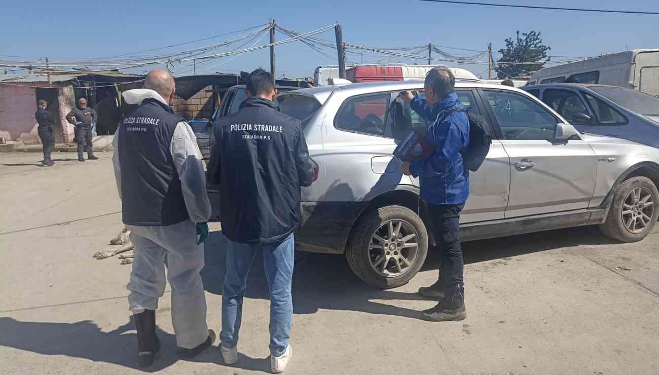 Polizia sequestra undici autovetture di provenienza illecita a Borgo Mezzanone Polizia sequestra undici autovetture di provenienza illecita a Borgo Mezzanone