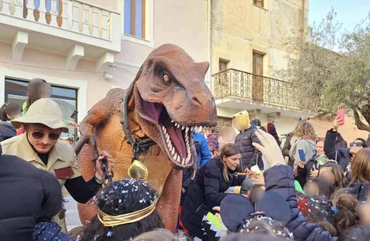 Lo spettacolo dei dinosauri viventi a Parco San Mauro di Orsara di Puglia Lo spettacolo dei dinosauri viventi a Parco San Mauro di Orsara di Puglia