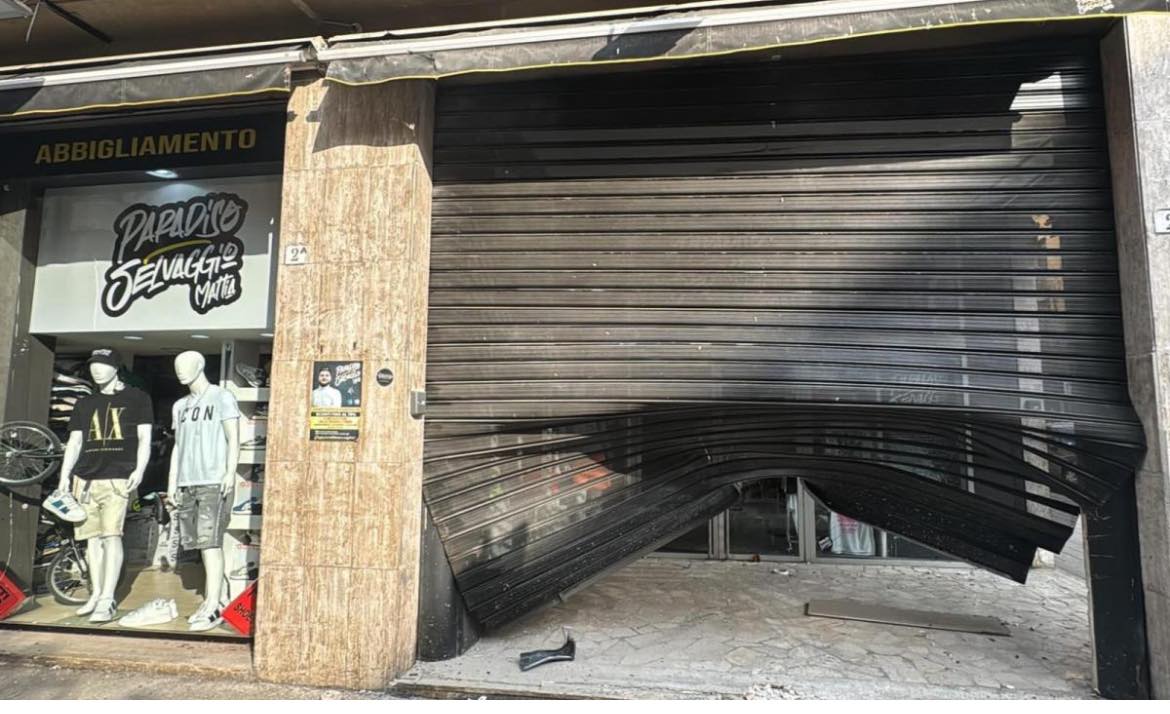 Esplosione nella notte a Foggia, bomba carta distrugge la vetrina di un negozio Esplosione nella notte a Foggia, bomba carta distrugge la vetrina di un negozio