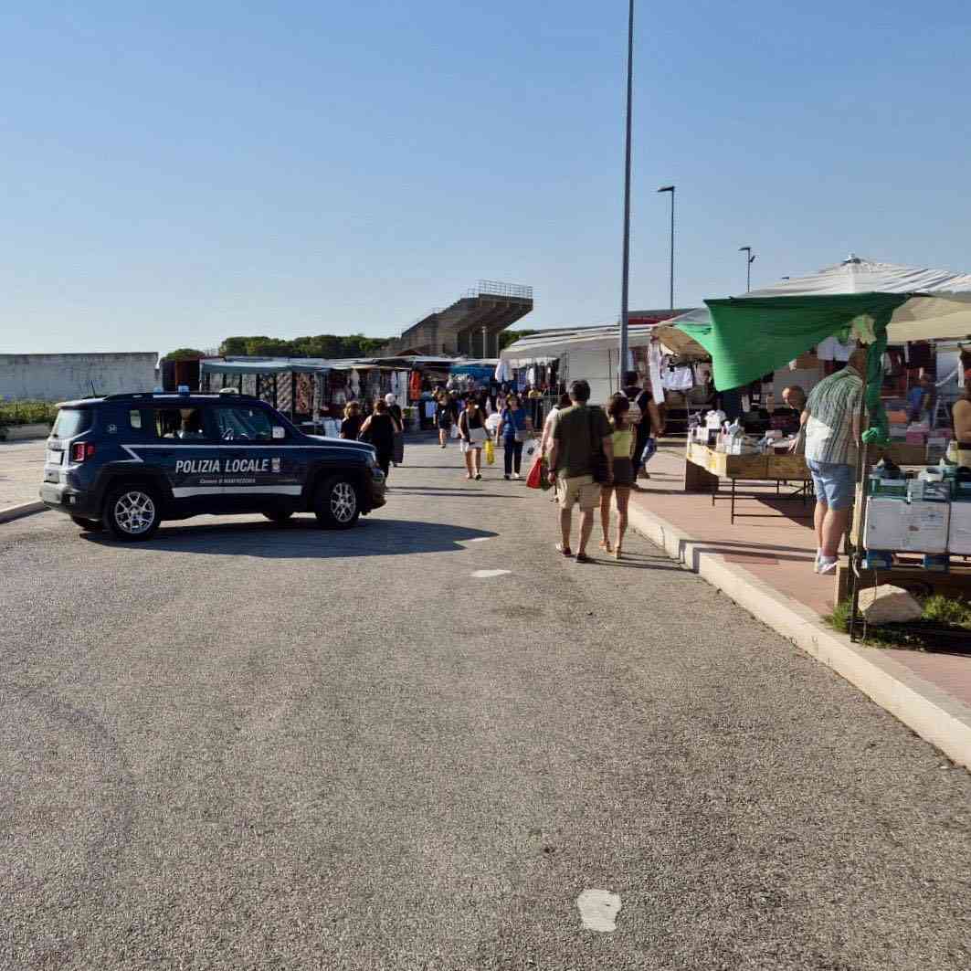 Mercato settimanale a Manfredonia, scattano le verifiche contro i venditori abusivi Mercato settimanale a Manfredonia, scattano le verifiche contro i venditori abusivi